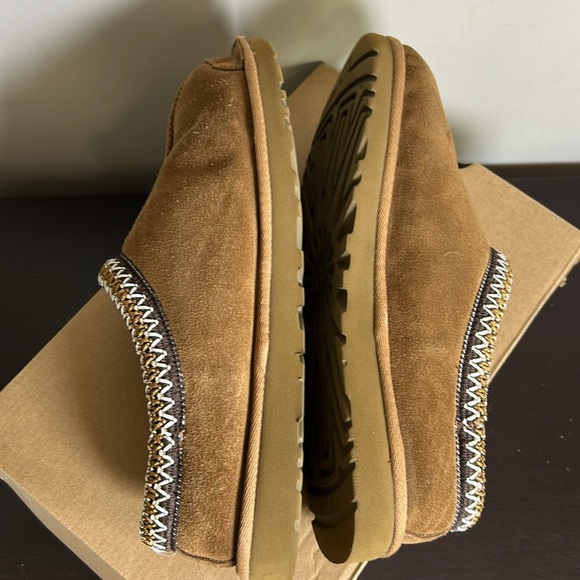Ugg Tasman embroidered shearling slippers camel FLAW Sz 9 - Picture 10 of 12